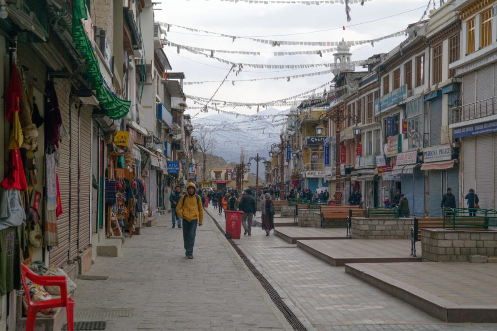 Hlavní bazar v Léhu je jediným místem, kde za celou zimní cestu potkávám větší koncentraci lidí.