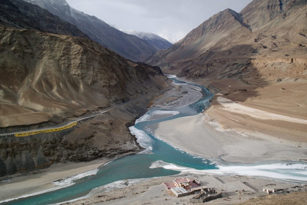 Zanskar přitékající z úzkého údolí do Indu