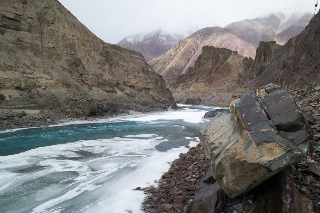 Pomalu zamrzající řeka Zanskar